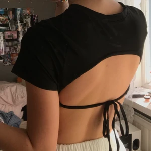 Svart T-shirt öppen rygg  - Svart supersnygg T-shirt från SHEIN med öppen rygg