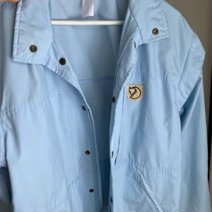Fjällräven jacka - Det är en storlek 48, men sitter jättebra oversize på mig som vanligtvis är en storlek small. Den är en jättefin babyblå färg som är svår att få bra på bild🔵 buda på, kan tänka mig ändra priset!💓✨