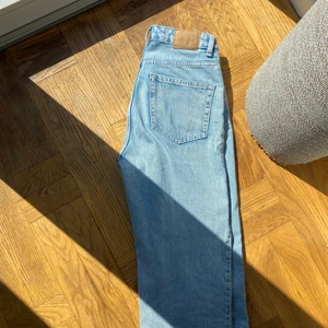 Weekday jeans - Nya weakdayjeans som tyvärr e försmå, trodde dom skulle töja sig lite men verkar inte så. Nypris 500kr, Så fina jeans nu till sommaren verkligen. Modellen rowe. Raka.