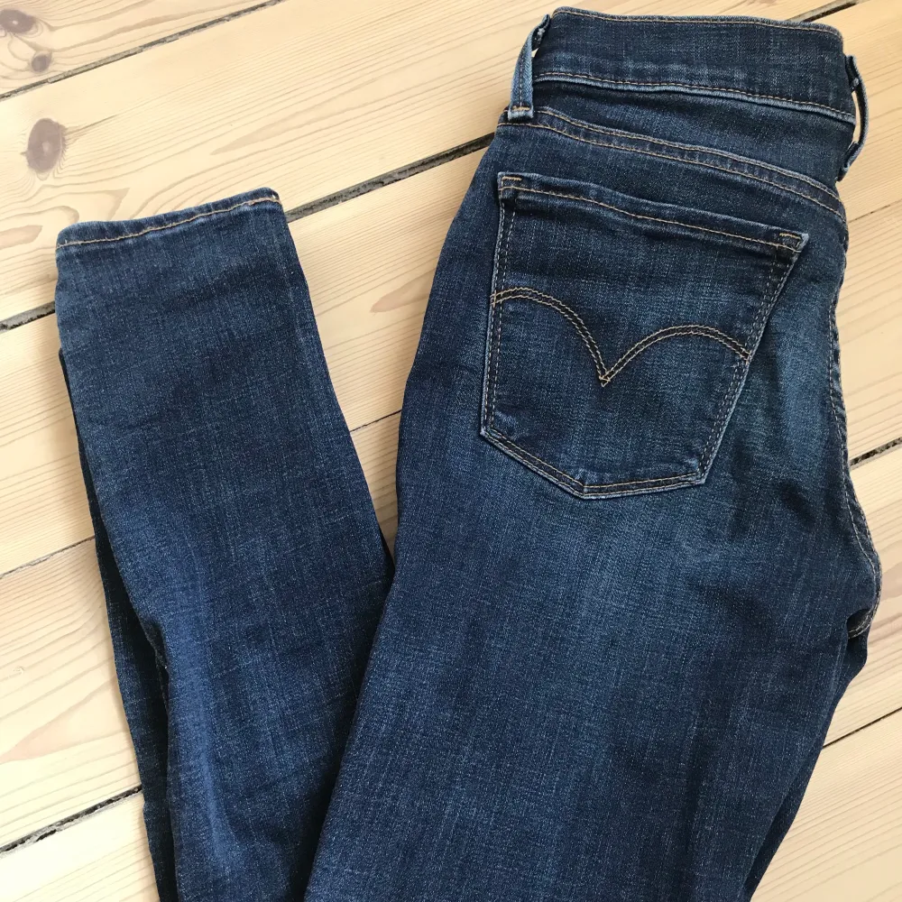 Fina levisjeans i modellen superskinny. Är samma modell som på första bilden men i en mörkare blå färg (rätt färg på bild 2&3). 100kr+frakt. Skriv privat för fler bilder eller frågor💕. Jeans & Byxor.