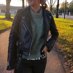 Skinnjacka  - Fina skinnjacka från Zara i nyskick. Passar en storlek XS-S beroende på hur man vill att den ska sitta. 