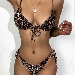 SHEIN bikini  - Helt ny och oanvänd bikini från SHEIN. Sjukt snygg men säljer då jag inte va riktigt bekväm med den modellen. Stl.M men passar nog de mesta mellan xs-m då den är reglerbar. Bilderna är tagna från hemsidan💜