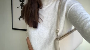 Vit stickad tröja - Vit stickad tröja från and other stories, då den aldrig kommer till användning längre bestämmer jag mig för att sälja denna skönhet.