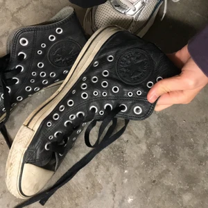 Unika converse - Coola unika läder-converse som är slitna men på ett coolt sätt kan jag tycka! 