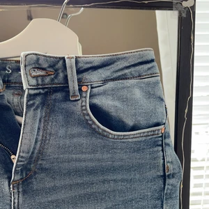 Mellanmidjade flarejeans BikBok - Använda fåtal gånger. Kan skickas men köparen står för frakten