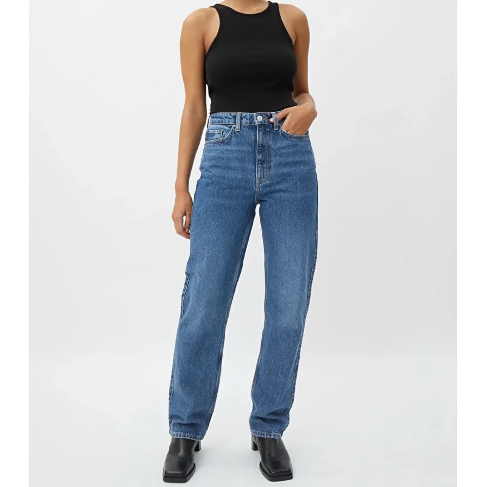 Säljer dessa populära jeans från weekday för att de är för små. Använt fåtal gånger där av är de i ett fint skick💙 Modellen heter Rowe⚡️ Ny pris 500kr. . Jeans & Byxor.