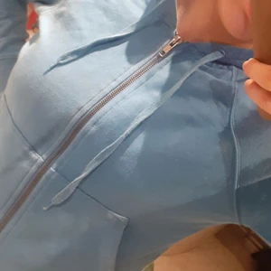 Hoddie - Ganska klarblå hoddie/kofta, färgen syns bättre på dom två sista bilderna, andvänd cs 5 ggr