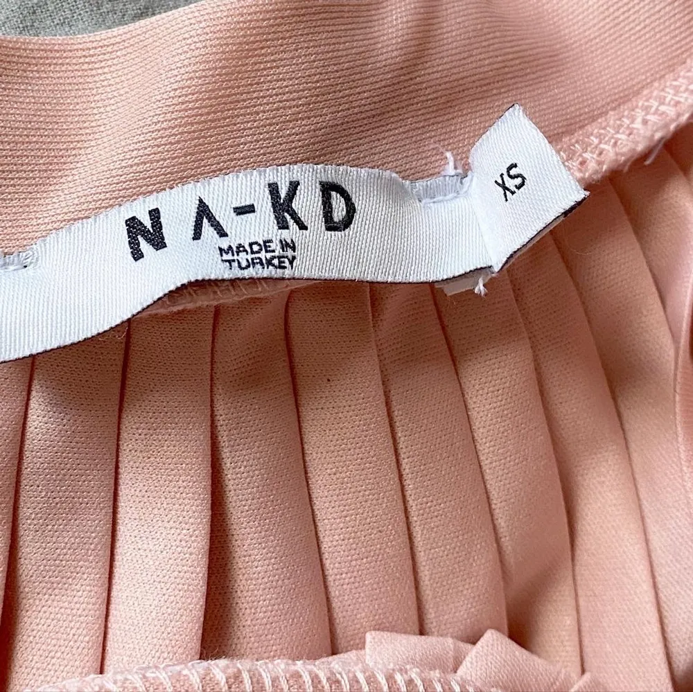 Plisserad kjol från Nakd, använd en gång till bilden i annonsen i somras. Väldigt fint skick🌸. Kjolar.