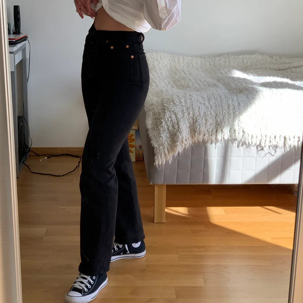 Säljer nu mina älskade Levi’s jeans då de tyvärr blivit för små 😢💔 Modell ”ribcage straight” och W24 men har passat mig som har strl 34. Nypris 1199 kr.  Skriv för fler bilder! 💕. Jeans & Byxor.