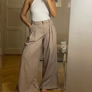 Kostymbyxor från Nelly storlek 38 - Skickas endast -köparen står för frakt.  För referens är min längd 174 cm.