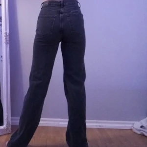 Raka Jeans Irfån PULL&BEAR - Storlek 36, Använda Ca 3 Gånger. Säljer för att dem var för långa för mig och jag är ca 1,62. Dem är i bra skick 