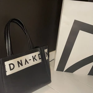 Nakd Väska - Na-kd väska klot från pop up stor i Göteborg. Använd ett fåtal gånger. Mocka imitation tyg inuti.