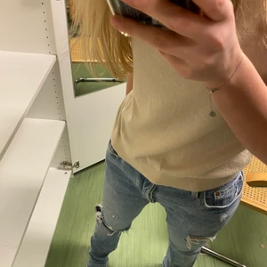 Levis jeans - Säljer dessa jeans som jag köpte på plick, där jag sedan sydde in midjan 10 cm, passar 34or i midjan och 36or i längden osv💕