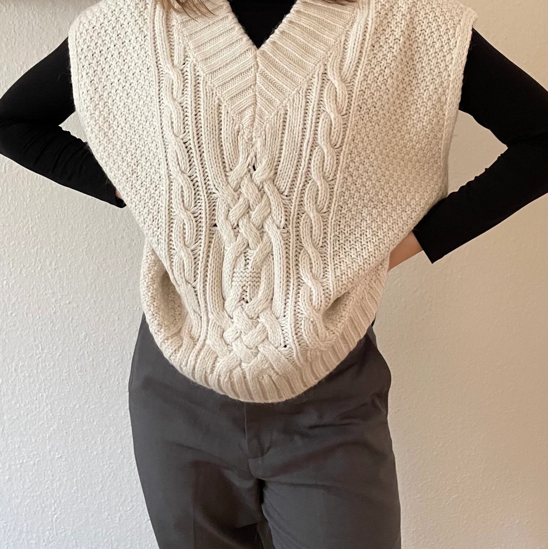 H&M kabelstickad väst