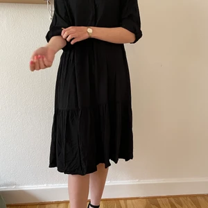 Skjortklänning från H&M - Säljer min skjortklänning från H&M. Använd två gånger. Perfekt tunn inför våren och sommaren!