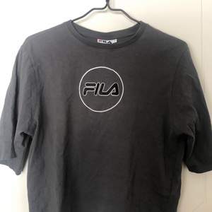 En fin mörkgrå T-shirt från Fila. Köparen står för frakten!