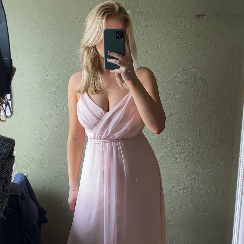 Säljer denna superfina rosa balklänningen! Går att använda till bal eller fina tillställningar. Använd en gång och säljer då den inte används💕💕 storlek 34 men passar 36 också. Klänningar.