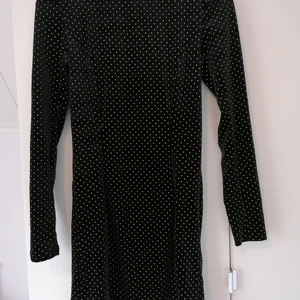 🌺Klänning från Bik Bok - 🌸Klänningen är svart med guldiga prickar.                   🌸Klänningen är I nyskick och är endast använd en gång.                                                                                   🌸Axlarna är vadderade och klänningen har även en låg krage. 