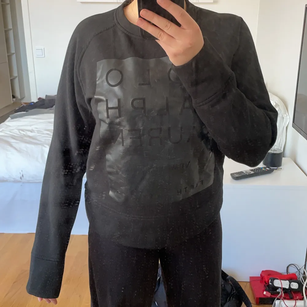 Cool sweatshirt från Ralph Lauren i tjockare material 😍 storlek xs men funkar jättebra på mig som har s. Tröjor & Koftor.