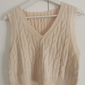 Stickad väst  - Köpt på Shein förra veckan för 99kr. Storlek XL men är verkligen mindre, skulle säga storlek XS/S. Färgen är lite mer cream än vit. 