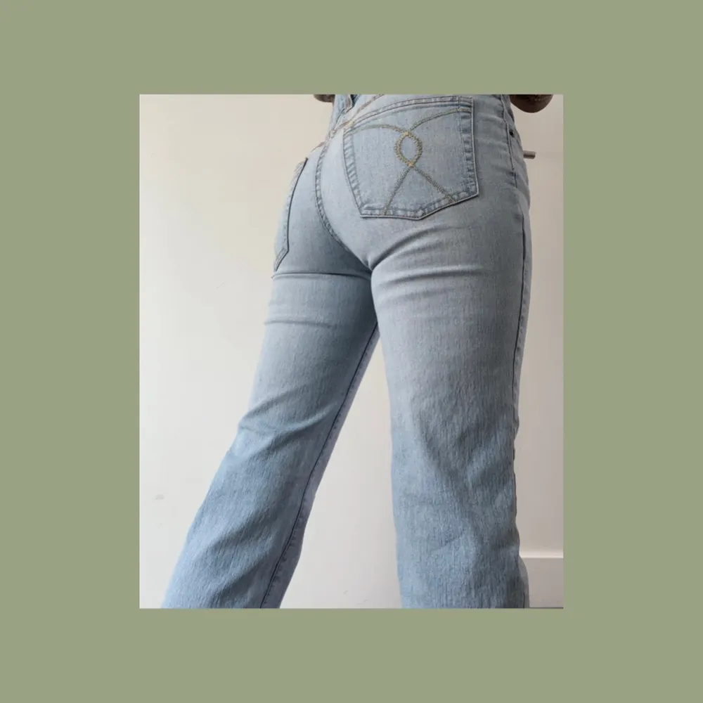  Lowwaist jeans i strl 34 som aldrig använts🌼 Har en jätteliten blek fläck på benet men som man ser i bild 1 syns den knappt :) Går över hälarna på mig som är 160 så går att sy upp. Frakt = 96 . Jeans & Byxor.