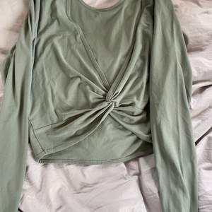 Snygg grön tröja från h&m med tvist detalj i ryggen använd 3 gånger Max 