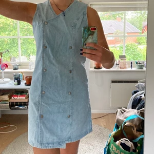 Jeansklänning - Så fin jeansklänning köpt second hand!! Går till låren på mig som är 175 cm :) köparen står för frakten