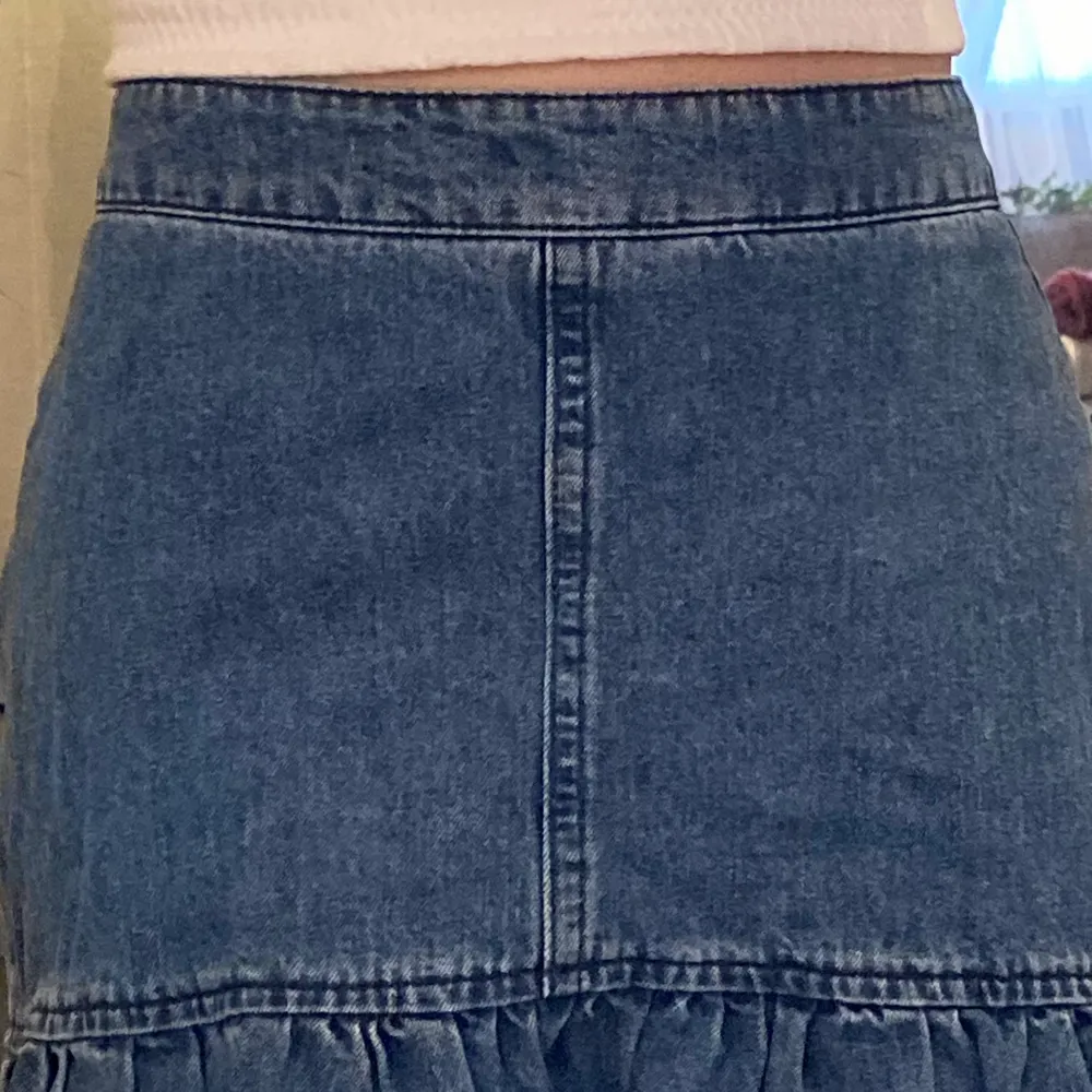 Jag säljer denna skit snygga jeans kjolen från Gina Tricot i stl 36.. Kjolar.