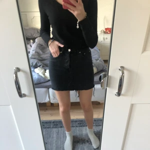 Jeanskjol! - Säljer pga att den tyvär är för liten. Har använt rätt mycket men har inga synliga fel osv. Betalning sker via swish och frakt till kommer.🤩