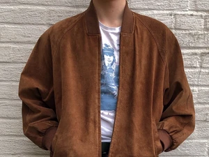 Vintage Mocca Bomberjacka - En jättefin bomberjacka av suede, köpt second hand. Hade gärna haft kvar den men känner att det inte riktigt är min stil längre. Eftersom att den är second hand så är den ju välanvänd men den har inga större fel (inga hål etc.) Priset inkluderar inte frakten. Tar swish.