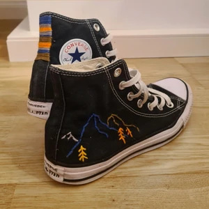 Converse - Säljer svarta converse som jag har broderat själv, säljer den då de är för små. Färgen är något sliten men insidan är fortfarande väldigt fin. Frakt tillkommer på 66 kr (spårbart) skriv om du vill Buda ( högsta bud 250+ frakt)