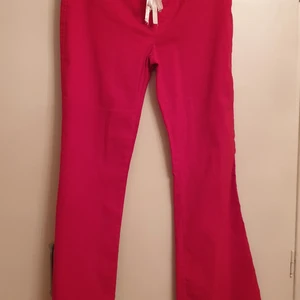 Röda utsvängda byxor, figurformade - Byxor köpta i Grekland i töjbart material. Modell utsvängd.