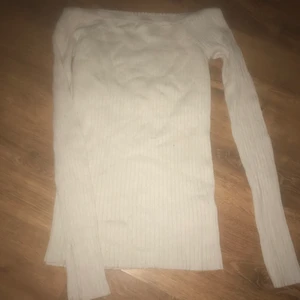 Beige tröja endast använt ett fåtal gånger.  - Beige tröja det som ser ut som polo som går ovanför är det som ska vikas nerför axlarna så det är ingen polo. Utan det ska vikas ner för axlarna :) 85 med frakt inräknat 