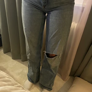 Långa byxor - Byxor som är lite långa på mig som är ca 169 med hål på knät (gjort själv)