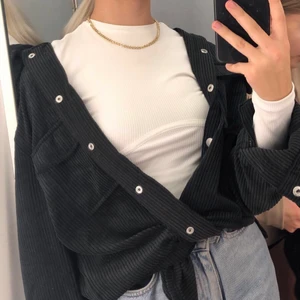 Manchesterskjorta - Säljer denna svarta manchesterskojrta från Gina Tricot!!🖤🖤 