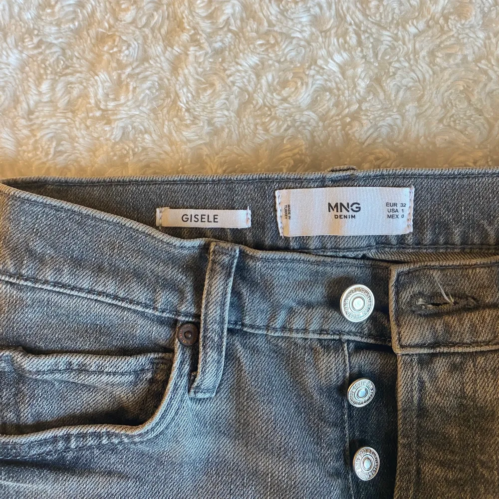 Säljer mina supersnygga gråa slim jeans från Mango pga fel storlek. Endast använda ett fåtal gånger, är i nyskick. Storlek 32, något kortare (ankellängd). Köparen står för frakten! . Jeans & Byxor.