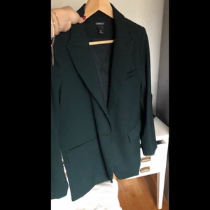 Mörkgrön kavaj - Säljer min mörkgröna kavaj från Lindex i stl S! Kavajen är använd ca 2-3 gånger så den är i bra skick! 160kr +frakt💞💞 Säljer även matchande kostymbyxor💗