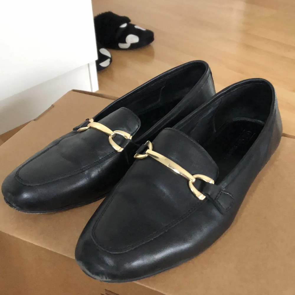 Black Loafers with Golden details. Bought from ASOS for 370kr. Size 38EU - 5UK. Skor.