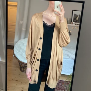 Cardigan Zara strl M - Supermysig kamelfärgad tunn stickad kofta från Zara. Strl M men oversized och lång modell (ses på en lång strl 38 på bilden). Mycket bra skick! Fler bilder kan ordnas vid intresse. Säljes då den ej kommer till användning.