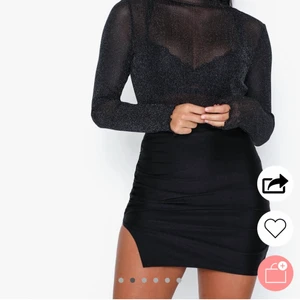 Kjol - Säljer en supersnygg kjol med slits och glansigt tyg från Nelly. Endast använd en gång. Nypris 249kr. Säljer för 100kr