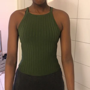 Grönt ribbat linne - Grönt ribbat linne som är köpt från HM. Storlek XS och fin till sommaren över shorts eller jeans. Skönt och mjukt material. Säljer pågrund av att jag inte gillade färgen så mycket men kanske gillar du den? Kan möta upp ifall du bor i Göteborg.