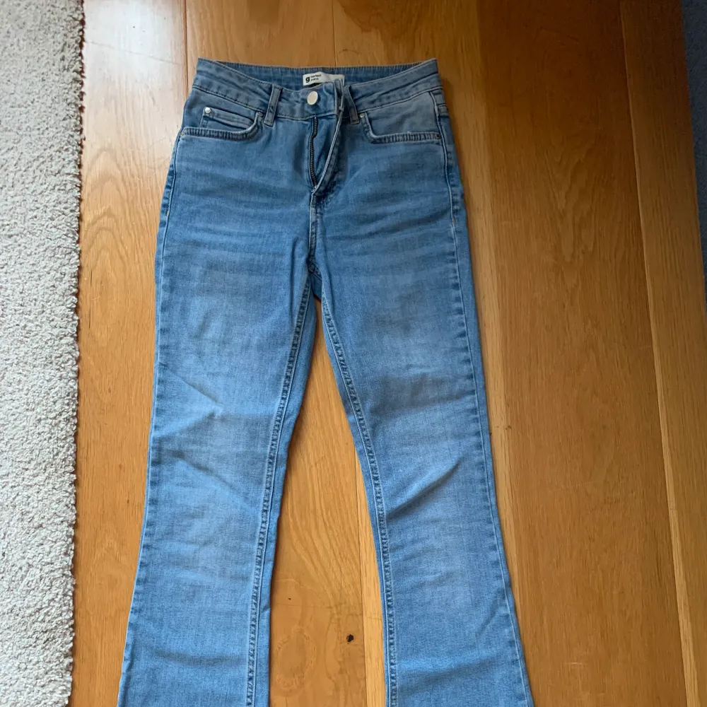 Säljer dessa sjukt snygga ljusblåa boocut jeans från Gina tricot som tyvärr är lite för små. Byxorna är i storlek S! (Kan även sitta som ca då storleken är liten! Byxorna är i super god skick då jag bara använt de MAX 2 gånger! Nypris 449, säljer för 300 inklus frakt😍Skriv gärna priv om frågor eller bilder.. Jeans & Byxor.