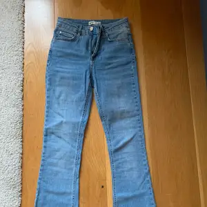 Säljer dessa sjukt snygga ljusblåa boocut jeans från Gina tricot som tyvärr är lite för små. Byxorna är i storlek S! (Kan även sitta som ca då storleken är liten! Byxorna är i super god skick då jag bara använt de MAX 2 gånger! Nypris 449, säljer för 300 inklus frakt😍Skriv gärna priv om frågor eller bilder.
