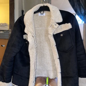 Jacka  - Svart mocka jacka med vit fluff, knappt använd🥰   Köparen står för frakten✨