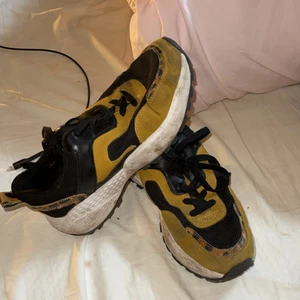 Sneakers  - Gula sneakers från skopunkten, är lite smutsiga men kommer att tvättas innan dom skickas, köparen står för frakten✨