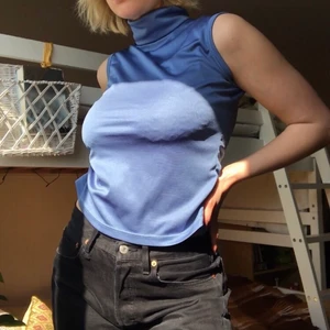 Så snygg polo! - Skitnajs blå polotröja köpt secondhand i Berlin för 2-3 år sedan!💓 Fint skick bortsett från två ”slitningar” i tyget som syns på sista sliden (brukar ha den sidan åt andra hållet så att de inte syns)🥰 Jag är en storbystad S som referens!