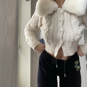 Stickad kofta  - Len och skön stickad kofta från Zara i storlek M, det saknas en knapp längst ner på koftan men annars är den som ny. Köparen står för frakt 