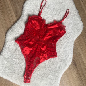 Röd body - Super fin röd body strl S! Frakten kostar 24kr 🌸