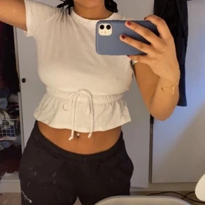 Zara topp - Säljer nu denna sjukt snygga t-shirten från zara!💋 Har varit en favorit länge men måste rensa garderoben🥲 sjukt snygg till ett par lite långmidjade byxor😍  