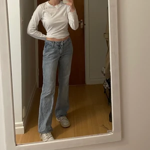 Brandy Melville jeans, ljus blå, low waist  - Jättesnygga brandy jeans, de är uppsydda en bit i benen men jag är 164 och de är en bra längd på mig. 